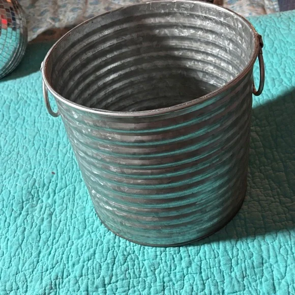 Metallic Ribbed Bucket - Picture 2 of 5